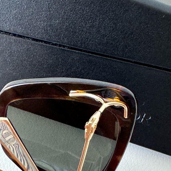 ❌SOLD❌ DIOR *NEW* Miss Dior Tortoise Sunglasses with Case in Excellent Condition - Picture 9 of 14